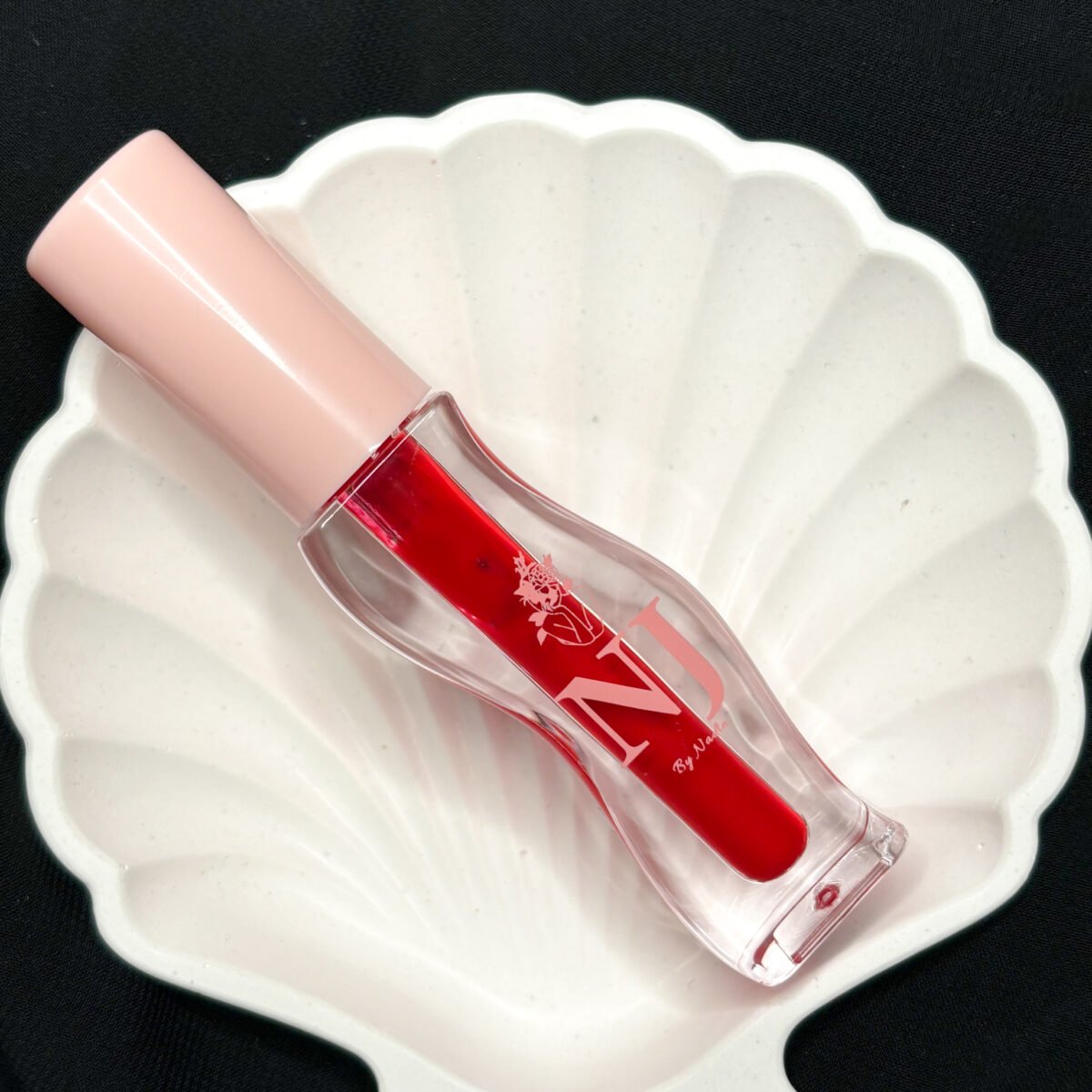 0C8B396C-1FD3-4E19-8896-64C51FD8EF62 NJ LipGloss – Bold color meets creamy shine. Highly pigmented, ultra-moisturizing, and 100% vegan. قلوس NJ – لون جريء ولمعان كريمي. تركيبة مرطّبة غنيّة بالأصباغ ونباتية 100٪.