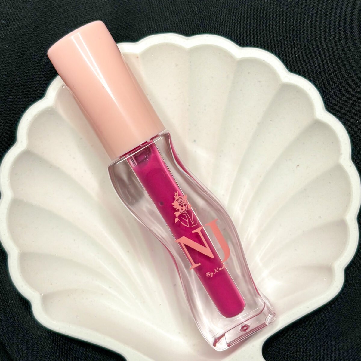 14BD5E56-63C9-4396-995A-FEF03AAB4DFF (1) NJ LipGloss – Bold color meets creamy shine. Highly pigmented, ultra-moisturizing, and 100% vegan. قلوس NJ – لون جريء ولمعان كريمي. تركيبة مرطّبة غنيّة بالأصباغ ونباتية 100٪.