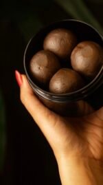 ⁦Iconic black دلكة سوادنية بنكهة الفانيلا والروز والباودر⁩ - الصورة ⁦2⁩