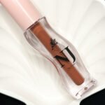 NJ Lipstick – Bold color. Creamy feel. Zero guilt. Vegan, highly pigmented, and ultra-moisturizing for kiss-ready lips. روج NJ – لون جريء. إحساس كريمي. وراحة ضمير. نباتي، غني بالألوان، ومرطّب يترك شفاهك ناعمة وجاهزة للتألق.