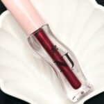NJ Lipstick – Bold color. Creamy feel. Zero guilt. Vegan, highly pigmented, and ultra-moisturizing for kiss-ready lips. روج NJ – لون جريء. إحساس كريمي. وراحة ضمير. نباتي، غني بالألوان، ومرطّب يترك شفاهك ناعمة وجاهزة للتألق.