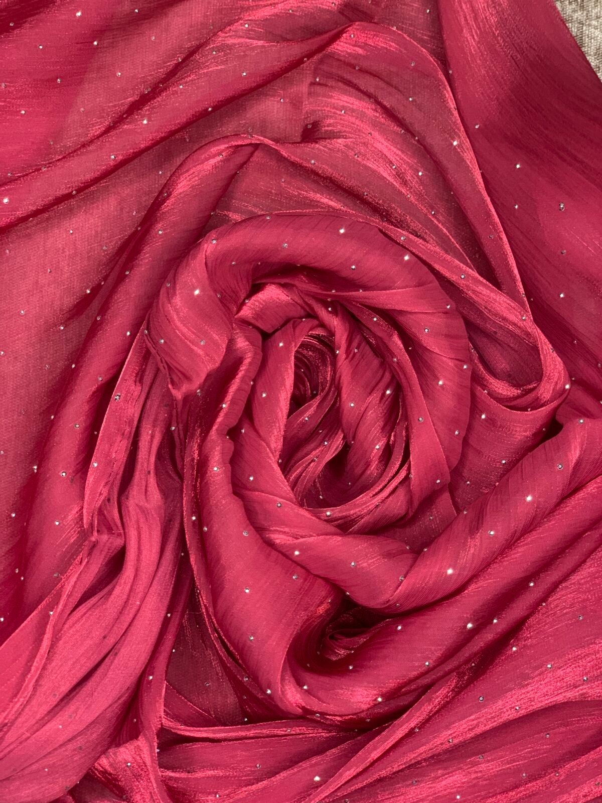 ⁦طرحه كريستال حرير - احمر⁩ - الصورة ⁦2⁩