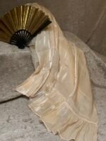 طرحه كريستال حرير "جدعه" -بيج