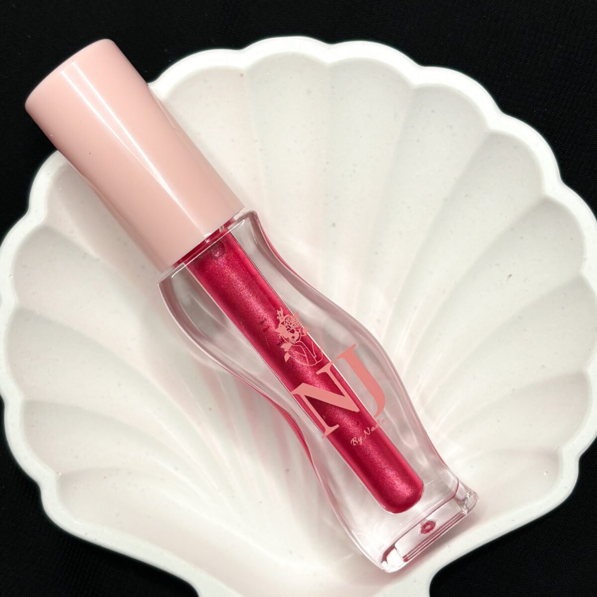 B3E3893E-21B9-4EA3-B9D1-FCA5AFDE9FE0 NJ LipGloss – Bold color meets creamy shine. Highly pigmented, ultra-moisturizing, and 100% vegan. قلوس NJ – لون جريء ولمعان كريمي. تركيبة مرطّبة غنيّة بالأصباغ ونباتية 100٪.
