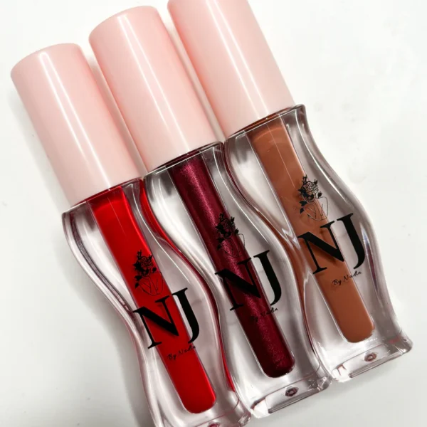 NJ Lipstick – Bold color. Creamy feel. Zero guilt. Vegan, highly pigmented, and ultra-moisturizing for kiss-ready lips. روج NJ – لون جريء. إحساس كريمي. وراحة ضمير. نباتي، غني بالألوان، ومرطّب يترك شفاهك ناعمة وجاهزة للتألق.