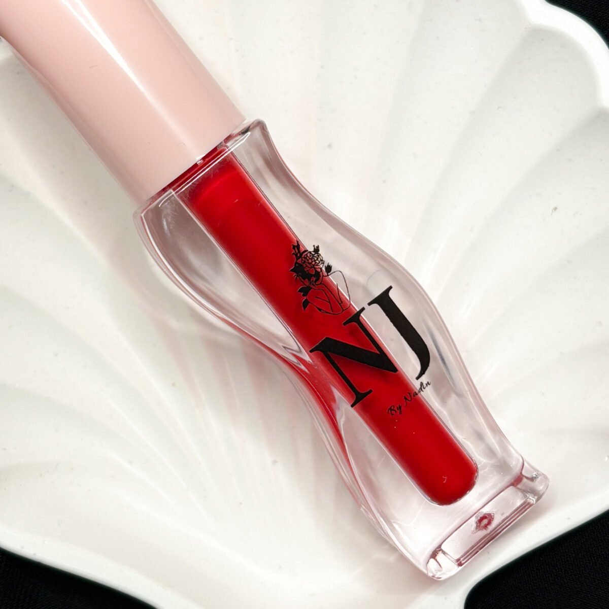 D617609C-B35A-4D34-9CD9-1E8BC63AD73E NJ Lipstick – Bold color. Creamy feel. Zero guilt. Vegan, highly pigmented, and ultra-moisturizing for kiss-ready lips. روج NJ – لون جريء. إحساس كريمي. وراحة ضمير. نباتي، غني بالألوان، ومرطّب يترك شفاهك ناعمة وجاهزة للتألق.
