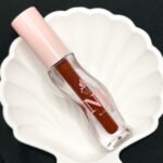 NJ LipGloss – Bold color meets creamy shine. Highly pigmented, ultra-moisturizing, and 100% vegan. قلوس NJ – لون جريء ولمعان كريمي. تركيبة مرطّبة غنيّة بالأصباغ ونباتية 100٪.
