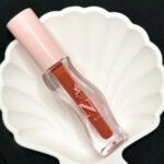 NJ LipGloss – Bold color meets creamy shine. Highly pigmented, ultra-moisturizing, and 100% vegan. قلوس NJ – لون جريء ولمعان كريمي. تركيبة مرطّبة غنيّة بالأصباغ ونباتية 100٪.