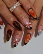 Press on nails. اظافر