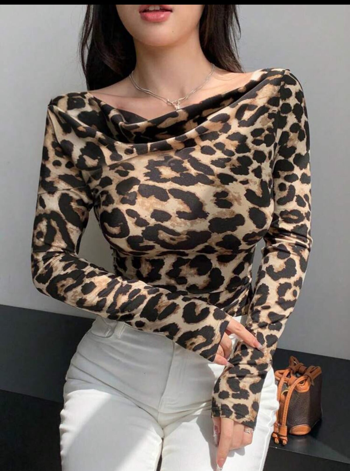 ⁦DAZY Women's Leopard Print Draped Neck Long Sleeve Slim Fit T-Shirt⁩ - الصورة ⁦1⁩