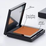NJ Pressed Powder – Flawless skin in a single sweep. Smooth, mattifying, and long-lasting with a natural, airbrushed finish. بودرة NJ المضغوطة – لمسة واحدة لبشرة خالية من العيوب. تمنحك تغطية ناعمة ومطفية تدوم طوال اليوم بمظهر طبيعي كالفلاتر.