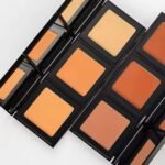 NJ Pressed Powder – Flawless skin in a single sweep. Smooth, mattifying, and long-lasting with a natural, airbrushed finish. بودرة NJ المضغوطة – لمسة واحدة لبشرة خالية من العيوب. تمنحك تغطية ناعمة ومطفية تدوم طوال اليوم بمظهر طبيعي كالفلاتر.