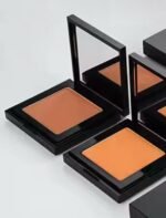 NJ Pressed Powder – Flawless skin in a single sweep. Smooth, mattifying, and long-lasting with a natural, airbrushed finish. بودرة NJ المضغوطة – لمسة واحدة لبشرة خالية من العيوب. تمنحك تغطية ناعمة ومطفية تدوم طوال اليوم بمظهر طبيعي كالفلاتر.