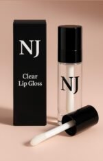 Nourishes with Vitamin E, Hyaluronic Acid & Shea Butter for hydrated, glossy lips. قلوس NJ الشفاف – لمعان نقي بلا لون. يرطّب الشفاه بتركيبة مغذية من فيتامين E، حمض الهيالورونيك، وزبدة الشيا.
