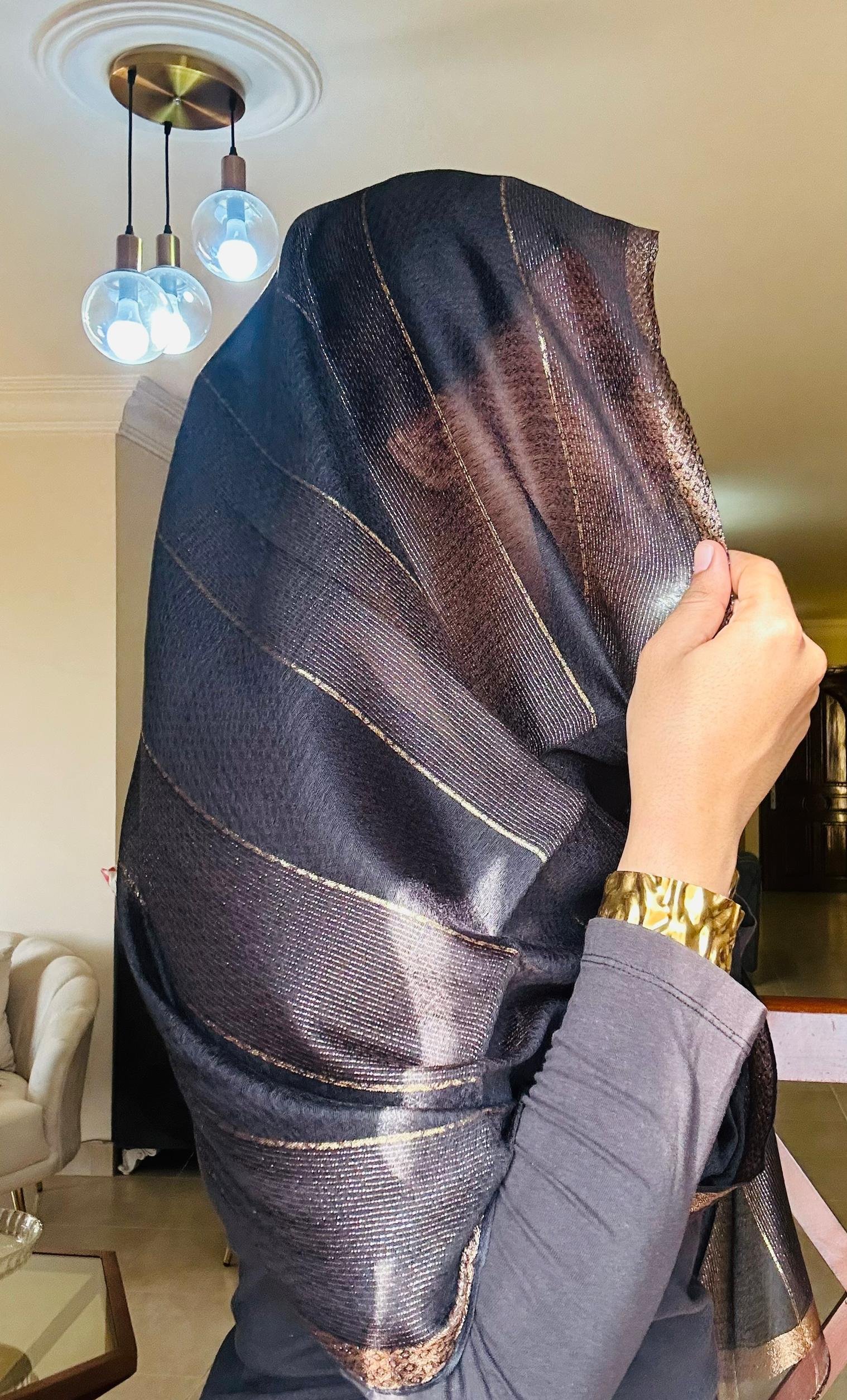 IMG_20250918_164358 طرحة سوداء ساده عليها خطوط دهبية - الصورة 1