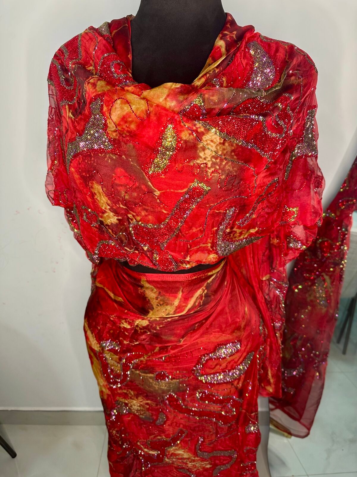 ⁦توب حرير بيور ربط مشغول سوارفسكي⁩ - الصورة ⁦2⁩