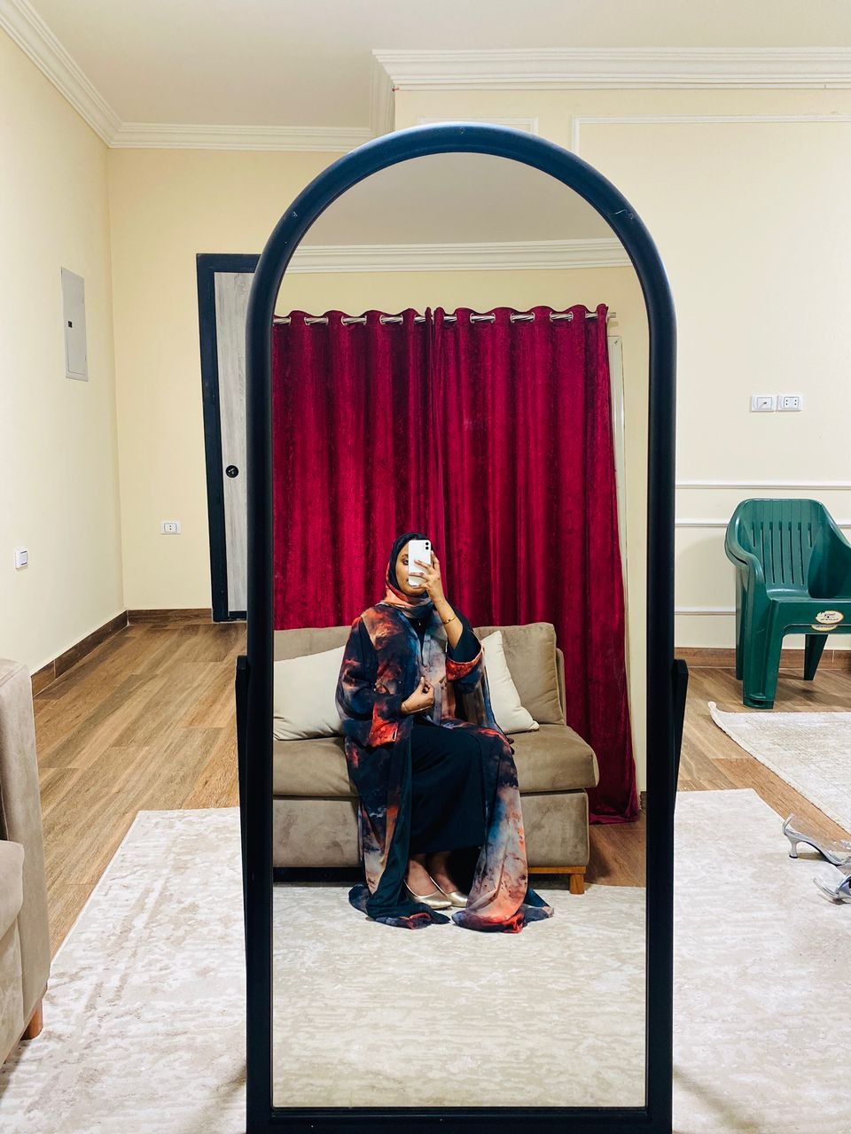 اسود احمر 3 عبايات تليق بكِ - الصورة 1