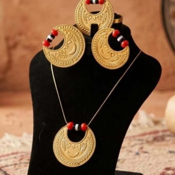 طقم القمر بوبا مطلي بالذهب مميز بالخرز الأحمر والقصيص