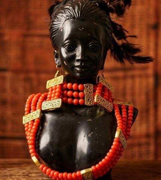 طقم مميز بالخرز الأحمر